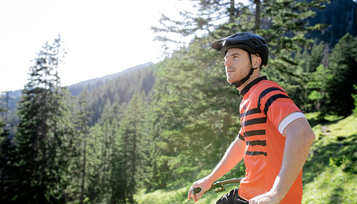 mountainbiker genießt aussicht in fahrradbekleidung